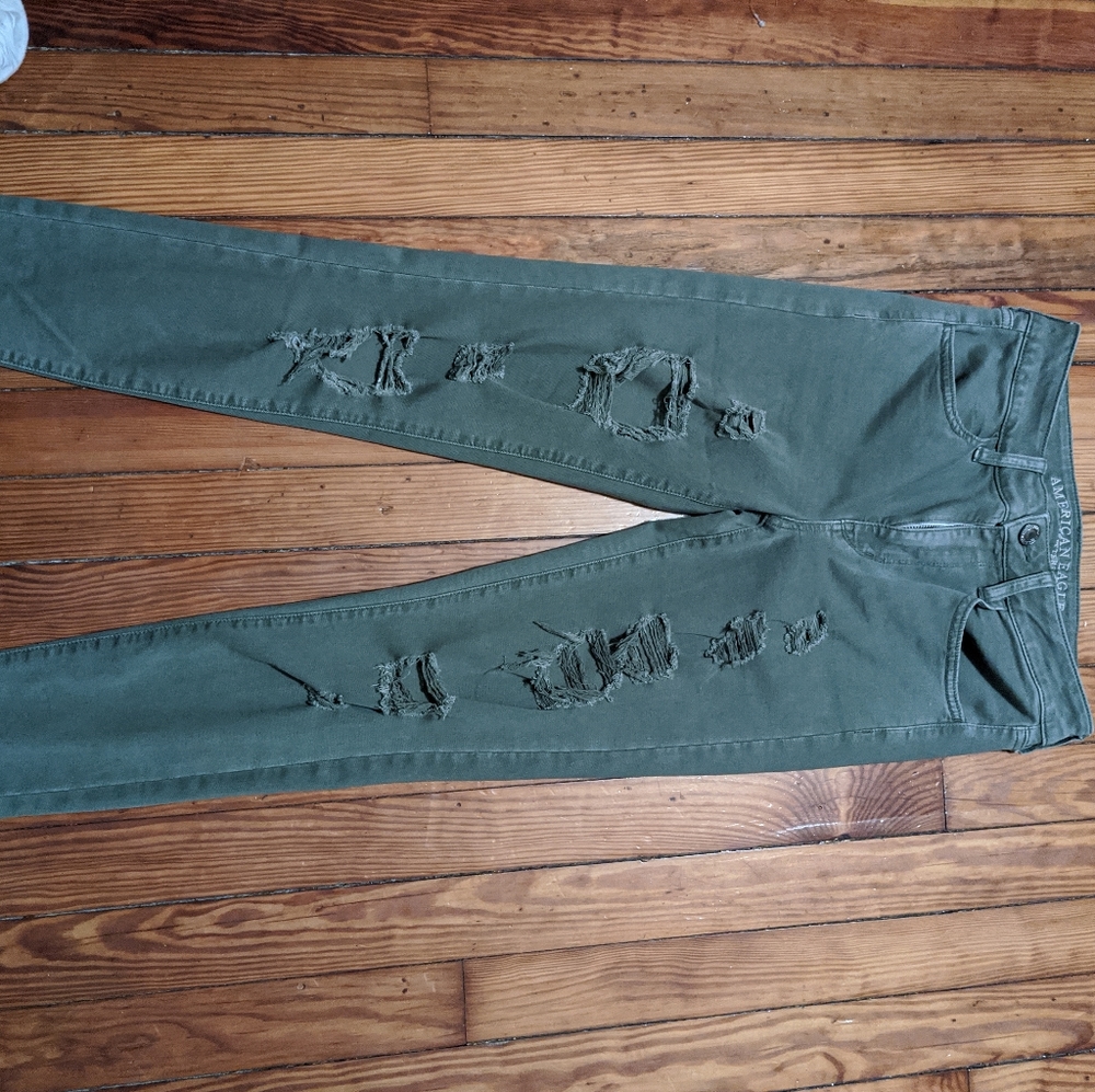AMERICAN EAGLE RIPPED SKINNY JEANS